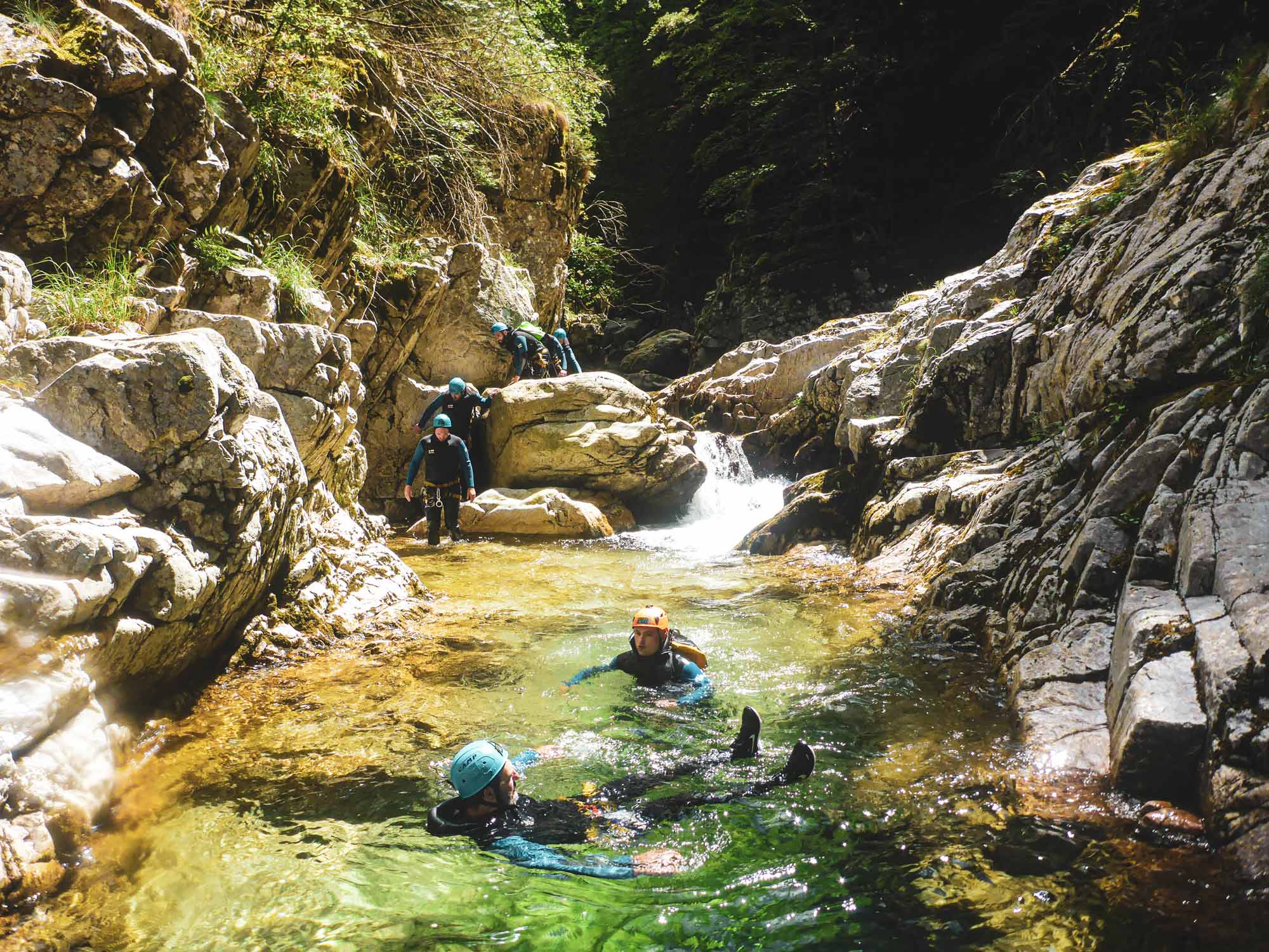 Groupe dans une eau limpide du canyon journée sportif de la Borne avec Nature Canyon Ardèche
