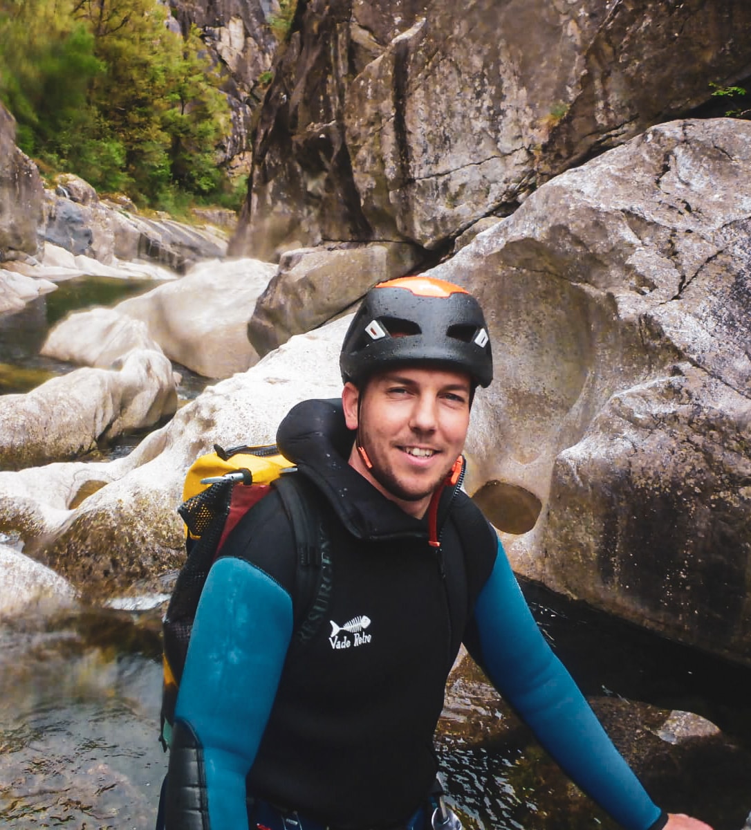 Lionel moniteur diplômé d'état canyoning et gérant de l'entreprise Nature Canyon Ardèche