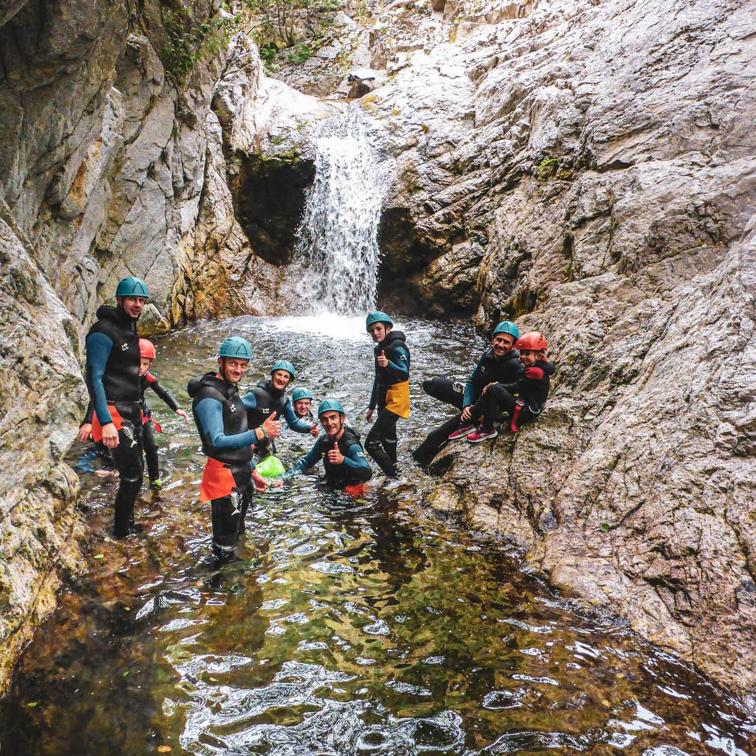 Groupe au pied d'un toboggan cascade sur le parcours canyoning demi-journée Azéro avec Nature Canyon Ardèche