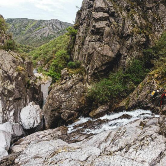 Vue sur l'enchainement final de cascade sur le parcours canyoning de la Fustugère en Lozère avec Nature Canyon Ardèche