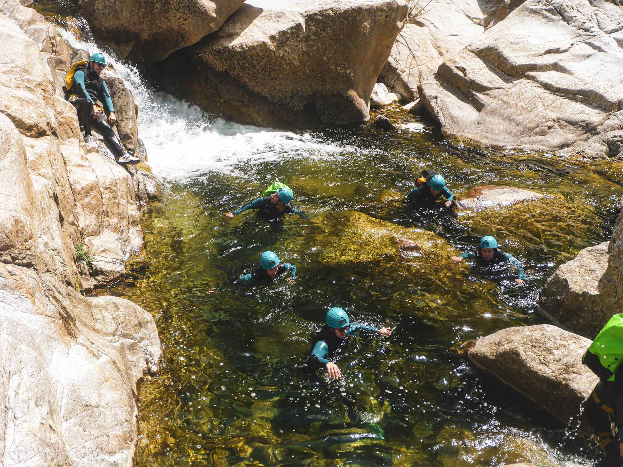 Désescalade d'une parois arrivant dans la rivière du Chassezac lors d'une sortie canyoning avec Nature Canyon Ardèche
