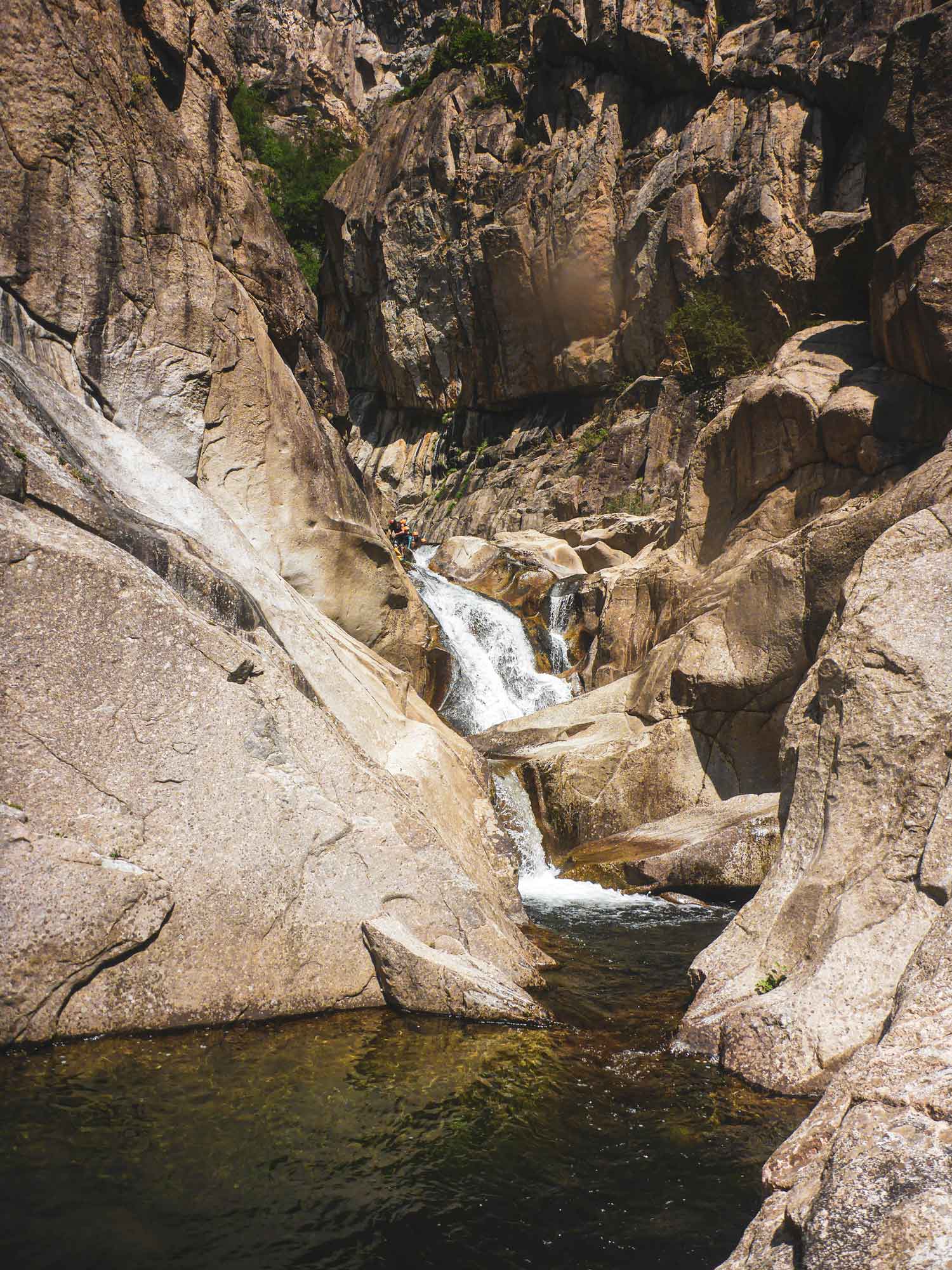 Enchainement de petite cascade sur le parcours canyoning du Chassezac intégral en Lozère avec Nature Canyon Ardèche