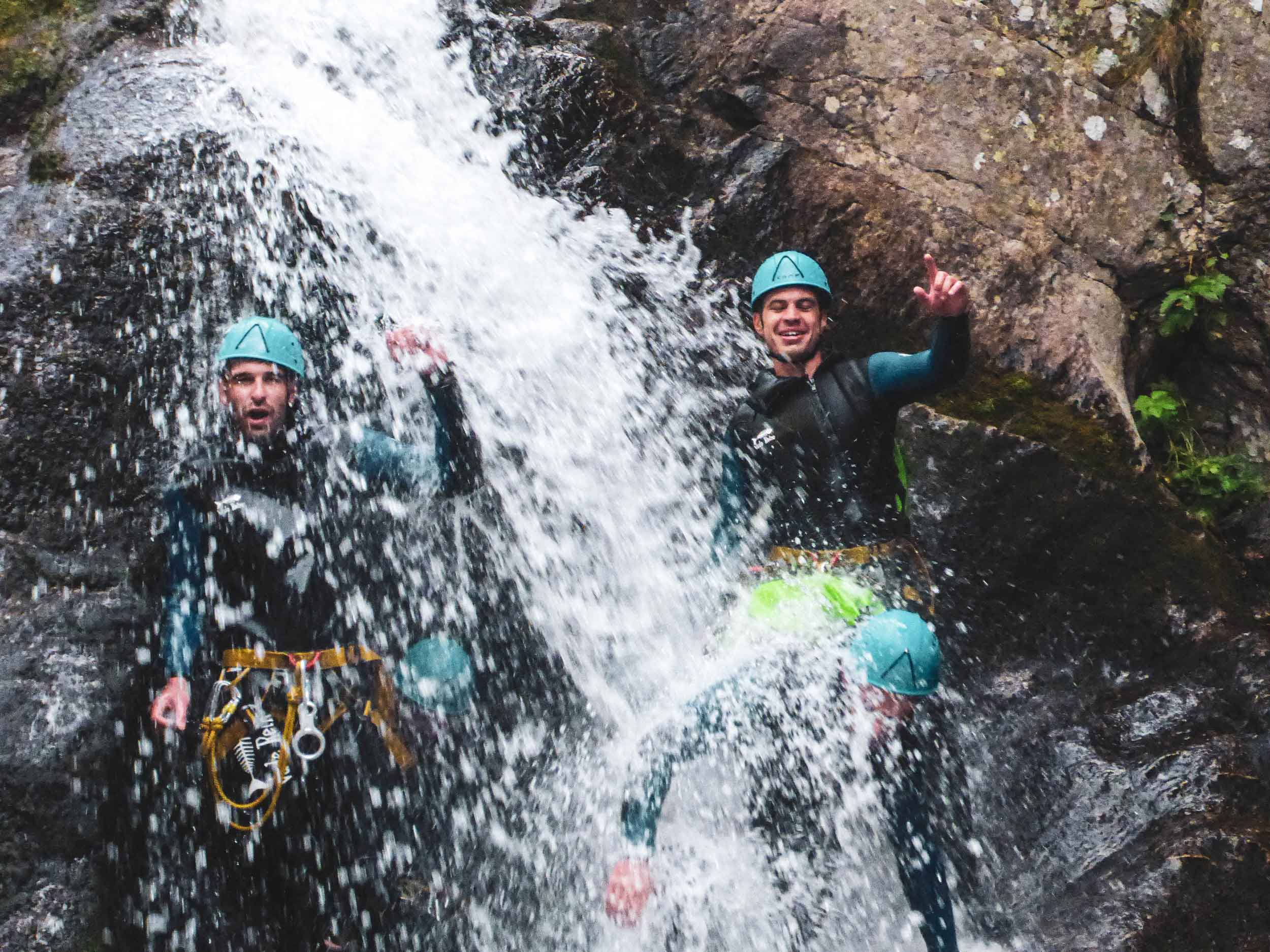 Groupe dans une cascade lors d'une sortie canyoning dans la rivière de la Borne avec Nature Canyon Ardèche