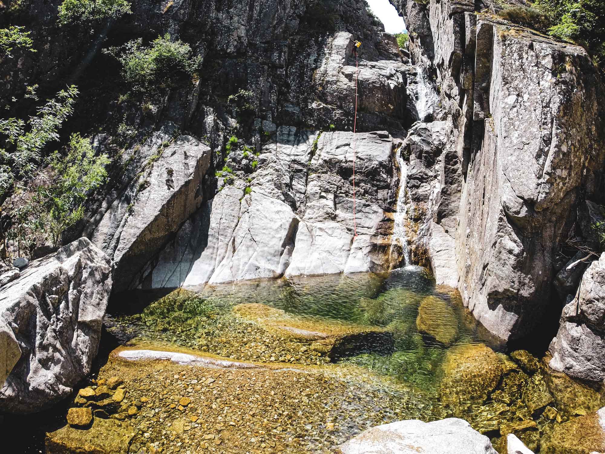 Cascade sur le parcours canyoning journée de la Fustugère en Lozère avec Nature Canyon Ardèche