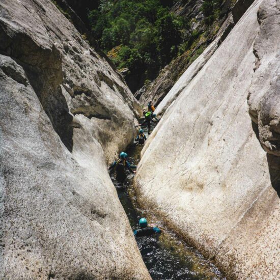 Groupe sur un parcours canyoning en Ardèche avec Nature Canyon