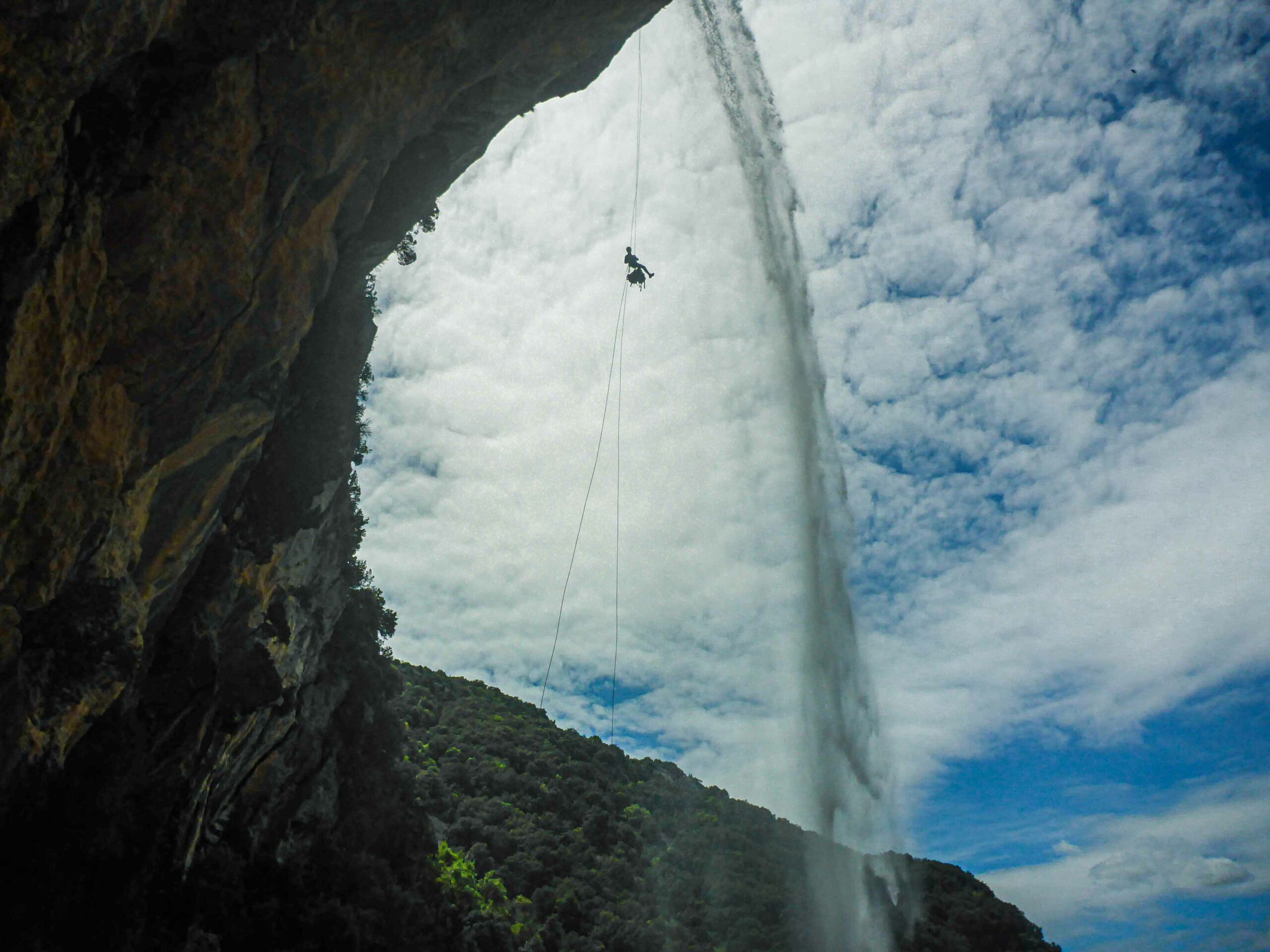 Rappel suspendu de 80 mètres de la cascade de Pissevieille proche de Vallon Pont d'Arc avec Nature Canyon Ardèche