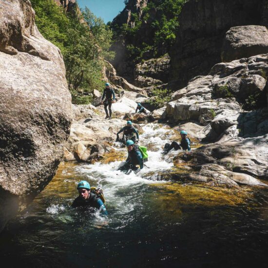 Pratiquants descendant un toboggans sur le parcours canyoning aventure du Chassezac intermédiaire avec Nature Canyon Ardèche