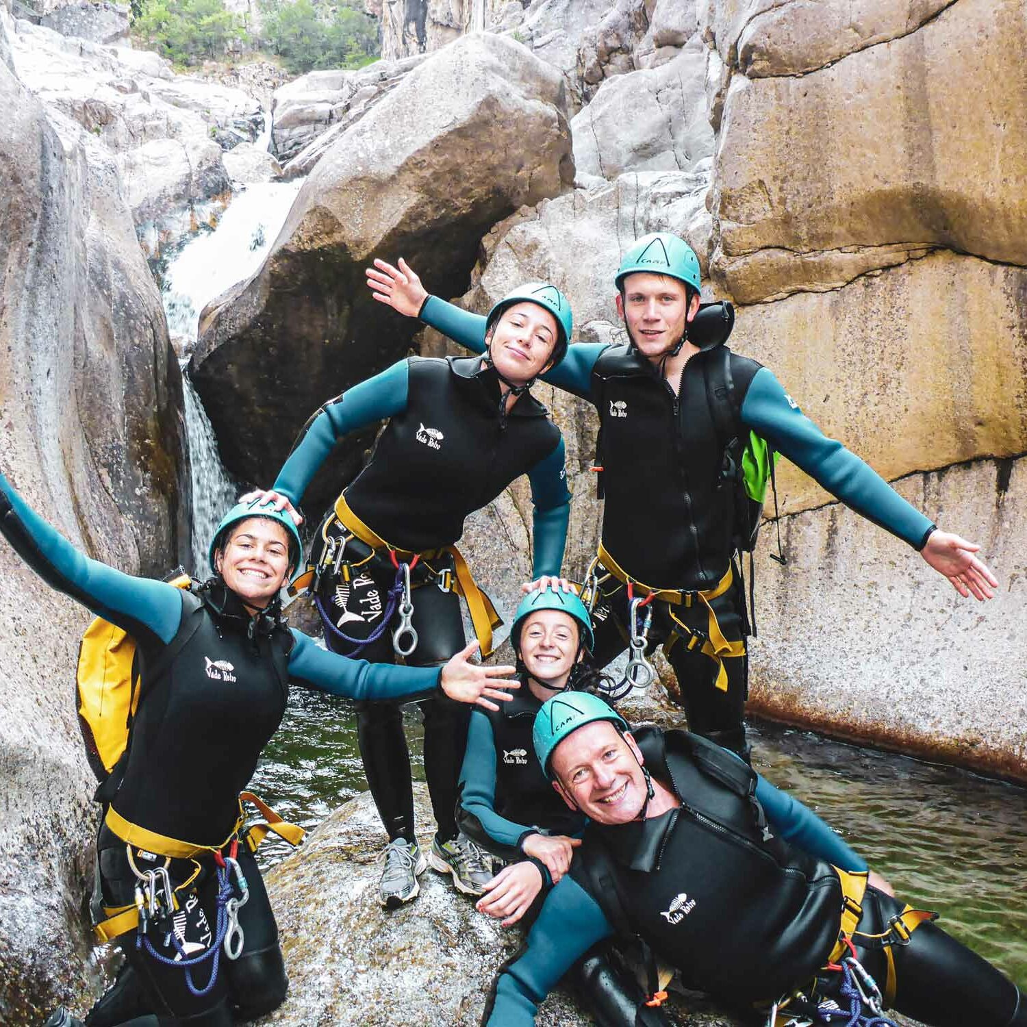 Groupe d'amis lors d'une activité canyoning sur le canyon journée du Chassezac avec Nature Canyon Ardèche