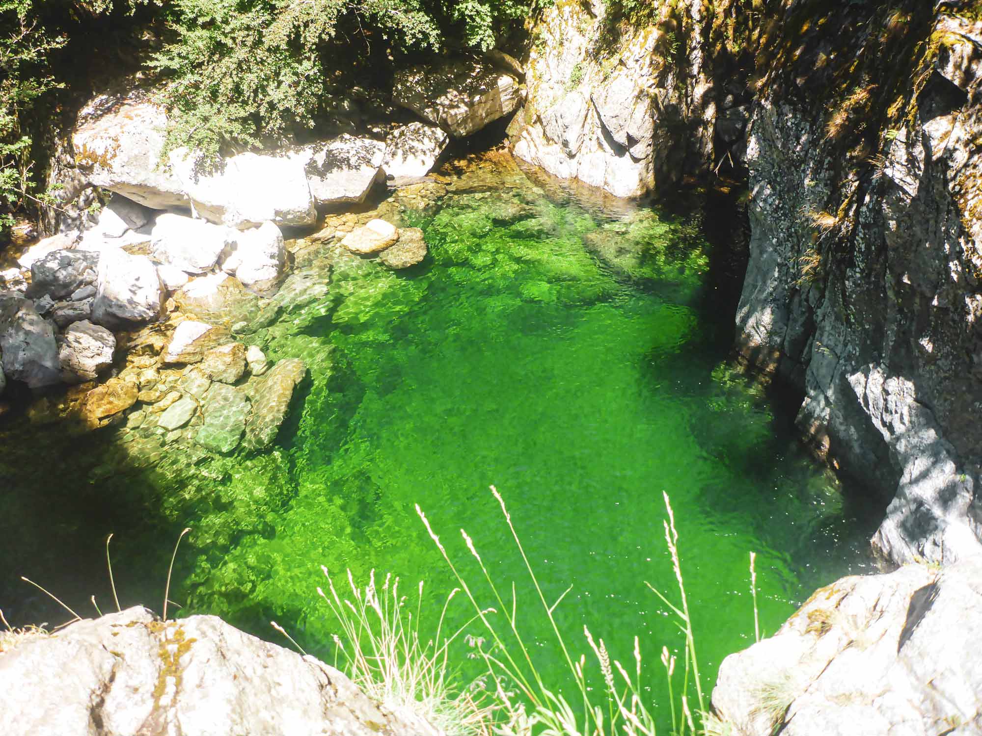 Belle vasque émeraude sur le parcours canyoning journée sportif de la Borne avec Nature Canyon Ardèche