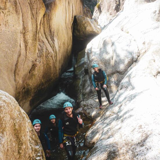 Un groupe sur le parcours canyoning sportif du Chassezac en Lozère avec Nature Canyon Ardèche