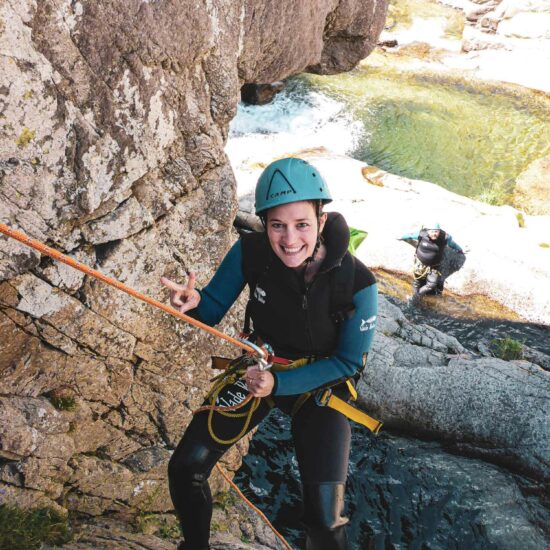 Jeune femme descendant en rappel sur corde sur le parcours canyoning du Chassezac avec Nature Canyon Ardèche