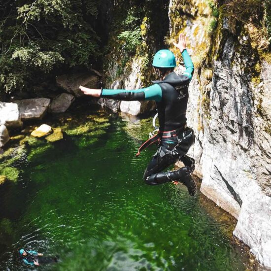 Grand saut dans une vasque émeraude sur le parcours sportif journée du canyon de la Borne avec Nature Canyon Ardèche