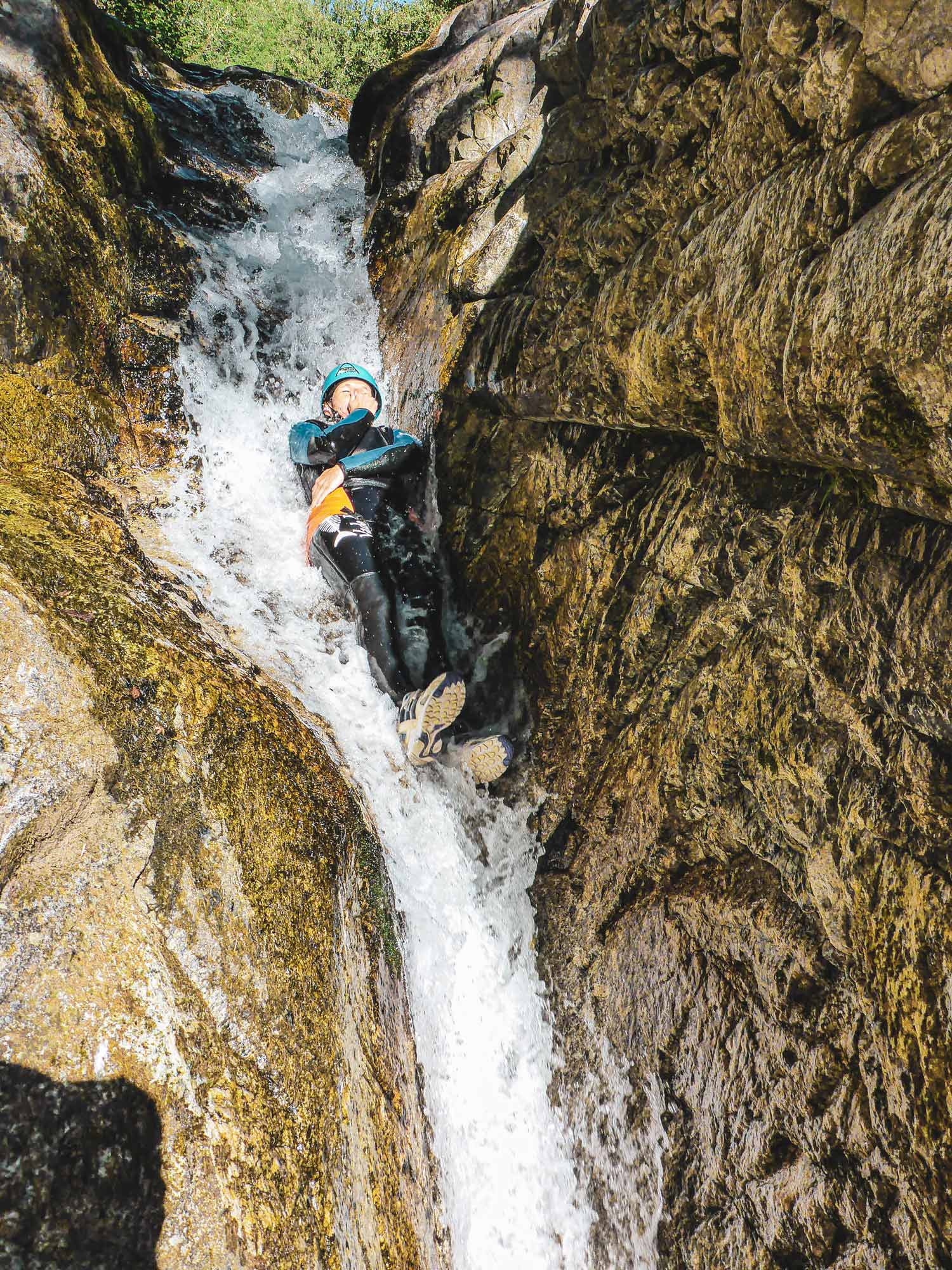 Un client dans un toboggan sur le canyon de l'Azéro avec Nature Canyon Ardèche