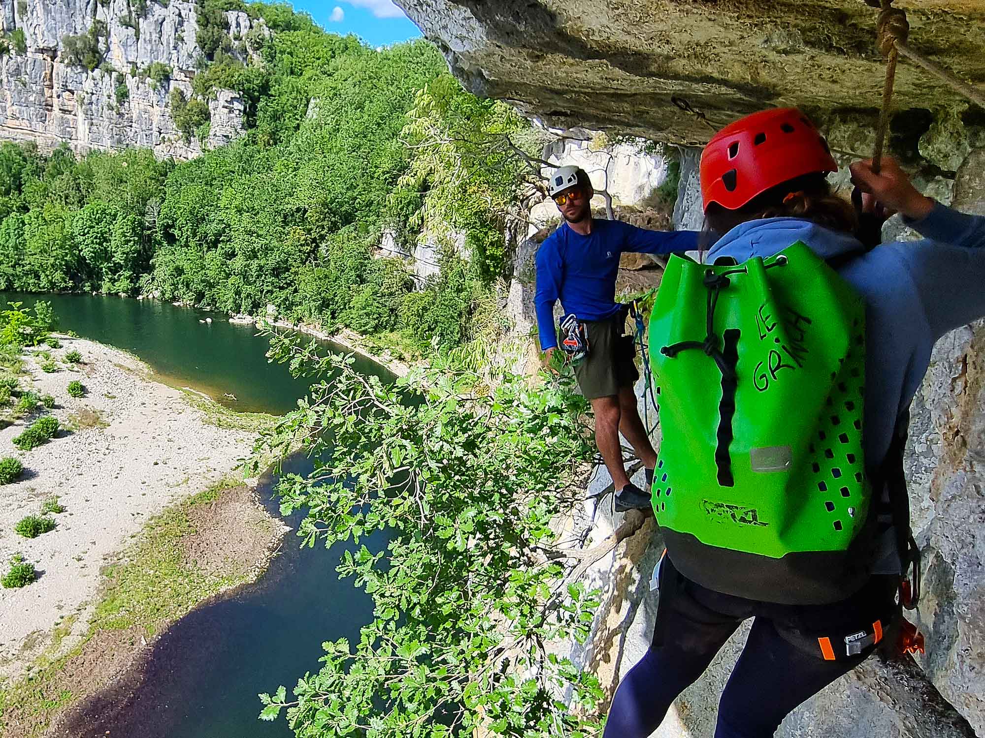 Groupe pratiquant l'activité Via-Corda au-dessus de la rivière du Chassezac en Ardèche avec un moniteur de Nature Canyon Ardèche.